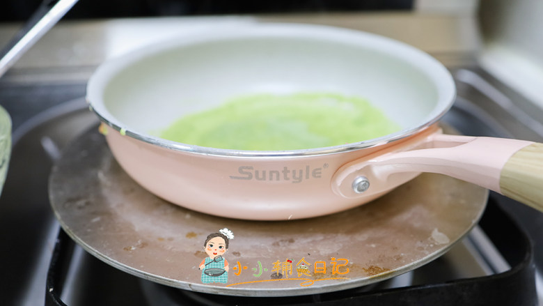 12个月以上辅食三色奶油千层蛋糕,我用了这个神器就是导热板,这样可以锅的温度非常均匀,如果你家里没有这个板,温度如果上来很热马上把炉子火关掉,利用锅的余温继续把饼煎熟,如果还没熟可以重新开火煎,