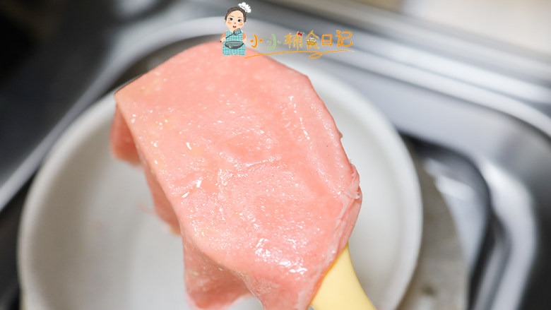 12个月以上辅食三色奶油千层蛋糕,要稍微等皮有一点干才拿起来不然会很容易破的,煎第二张的时候一定要用湿布弄一下,降低一下锅的温度,如果你有导热板这一步可以省略,因为锅的温度低很稳定
