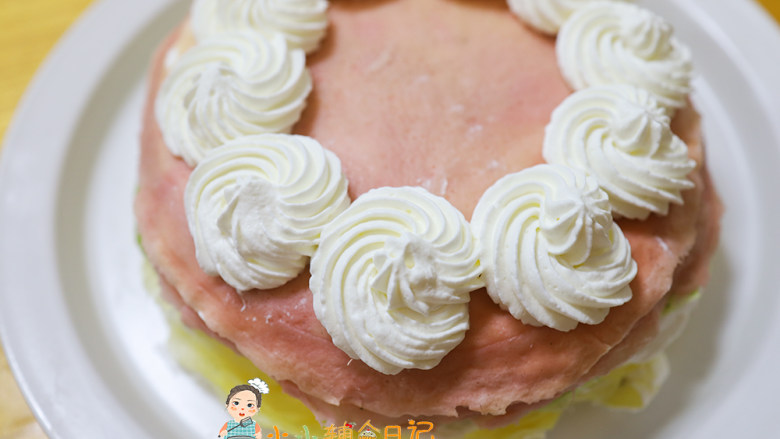 12个月以上辅食三色奶油千层蛋糕,表面挤上奶油,你喜欢什么样的花嘴都可以,冷藏三小时以上就可以吃啦