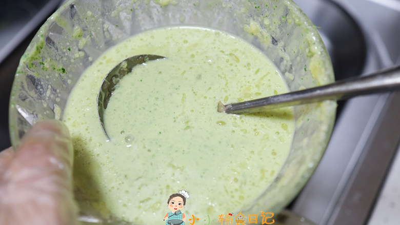 12个月以上辅食三色奶油千层蛋糕,现在要开始煎了,煎之前要搅拌一下面糊以免沉底