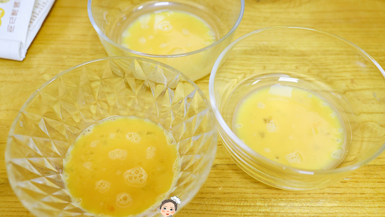 12个月以上辅食三色奶油千层蛋糕,把鸡蛋打散,每个碗里放18g鸡蛋液