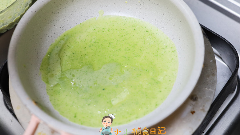 12个月以上辅食三色奶油千层蛋糕,锅有一点点温就可以直接倒入一勺面糊,要马上摊开不然会凝固就会很厚,火一直要小火