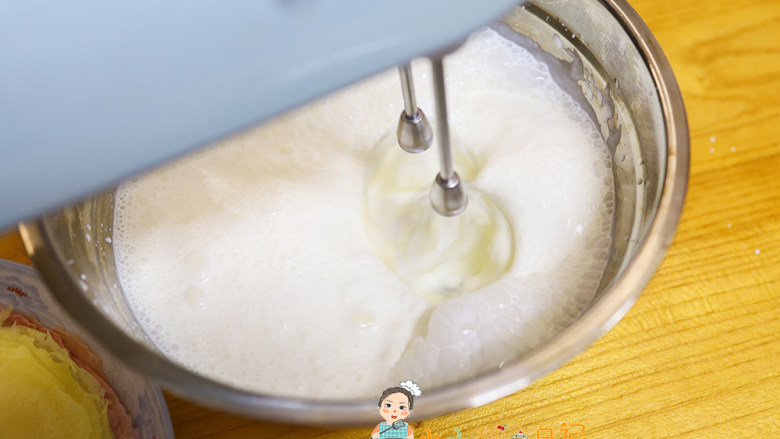 12个月以上辅食三色奶油千层蛋糕,皮全部煎好晾凉以后我们打发淡奶油,奶油250g+25g糖