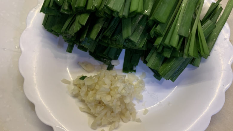 韭菜炒豆腐,把2颗蒜切成蒜粒