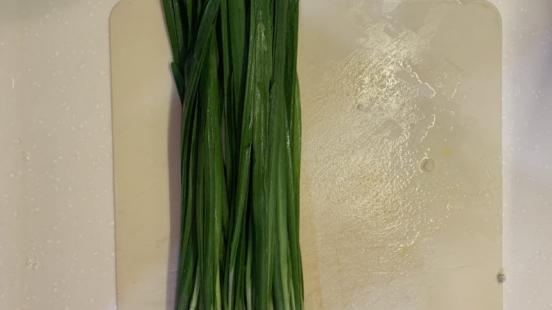 韭菜炒豆腐,<a style='color:red;display:inline-block;' href='/shicai/ 116'>韭菜</a>,洗干净,沥干水
