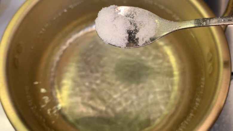 韭菜炒豆腐,锅中煮水,加入半勺盐