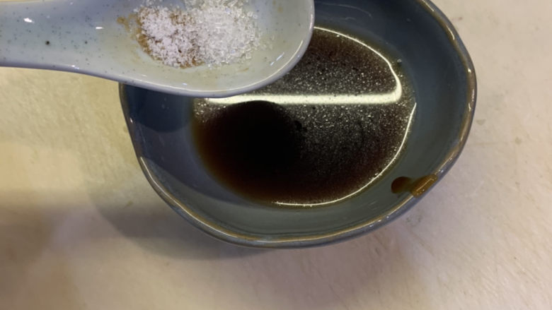 韭菜炒豆腐,半勺盐,<a style='color:red;display:inline-block;' href='/shicai/ 10588'>糖</a>