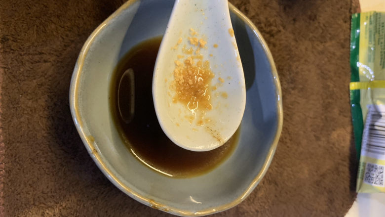 韭菜炒豆腐,半勺<a style='color:red;display:inline-block;' href='/shicai/ 756'>鸡精</a>,搅拌均匀备用