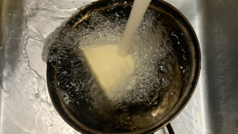 春笋炒腊肉,用冷水,浸泡10分钟