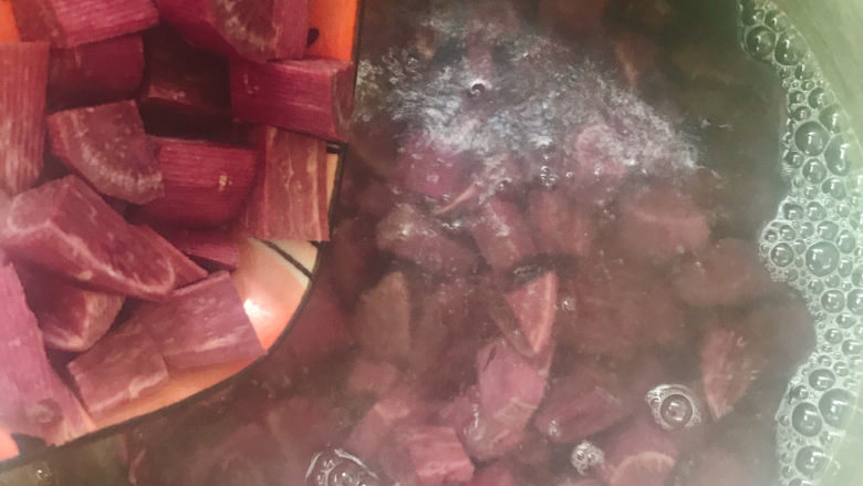 紫薯西米露,锅中放入清水烧开,倒入紫薯粒