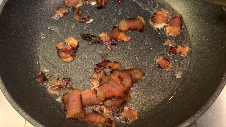 春笋炒腊肉,开小火,放入腊肉翻炒均匀