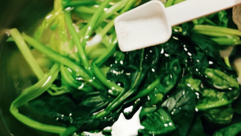菠菜蛋卷,菠菜清洗干净 放入开水汆烫 水中加入2克盐