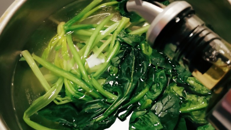 菠菜蛋卷,放入几滴食用油