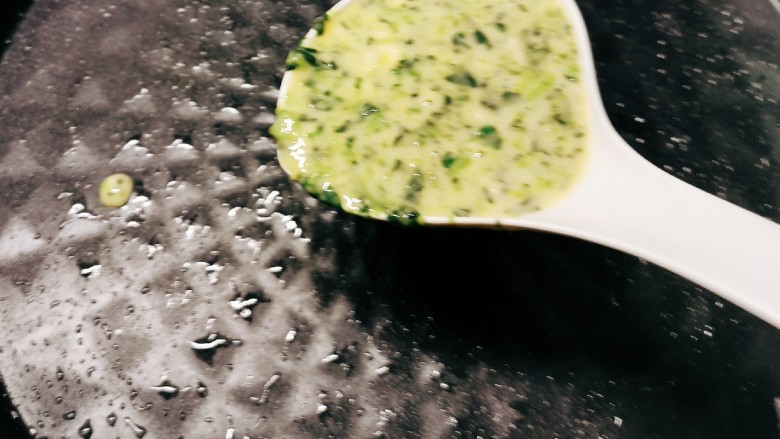 菠菜蛋卷,不粘盘刷一层油 用勺子将面糊倒入盘中