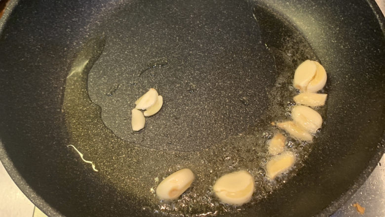 生炒鸡,放入姜片,蒜,翻炒出香味