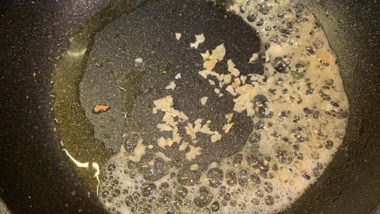 韭菜炒豆腐,锅中留油,放入蒜粒,翻炒出香味