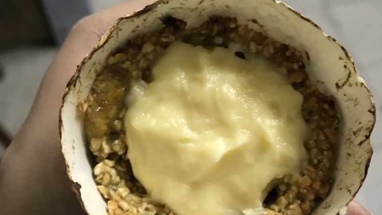 芝士流心燕麦杯,装好,放进冰箱冷藏2小时或者一个晚上