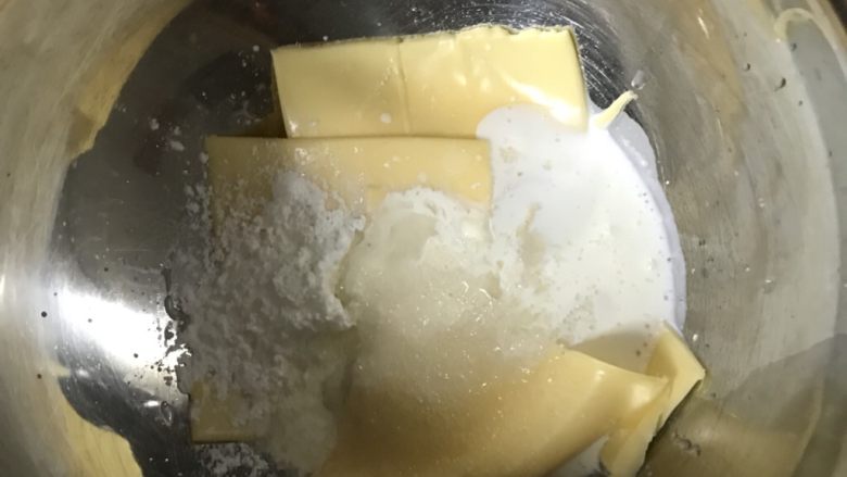 芝士流心燕麦杯,内馅部分:将所有材料放进盆里