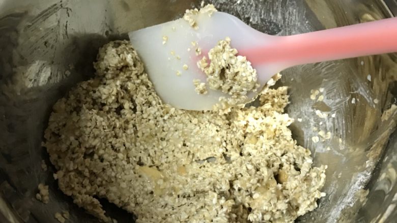 芝士流心燕麦杯,加入其余材料,搅匀