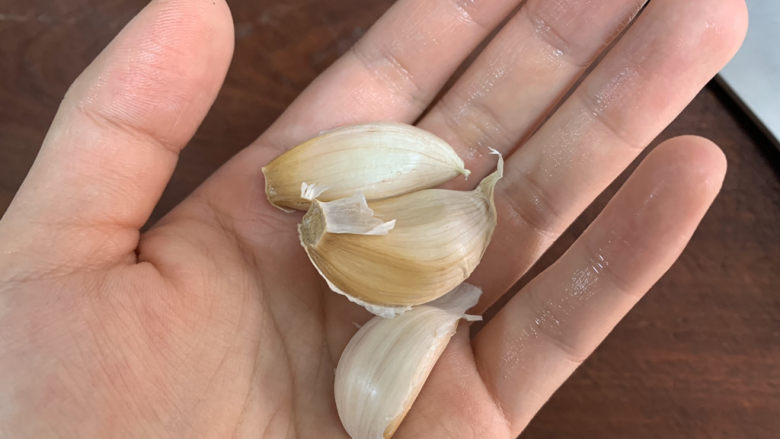 春笋炒腊肉,准备大蒜几粒,拍散