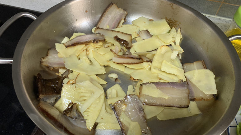 春笋炒腊肉,放入腊肉,炒至半透明