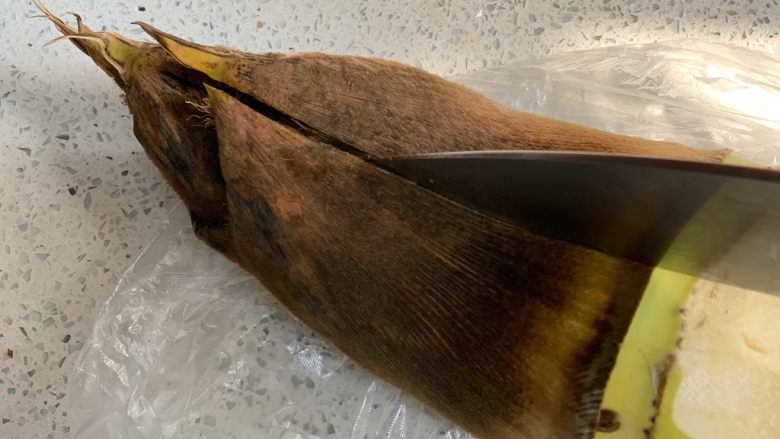 春笋炒腊肉,深深地划一刀,方便剥壳