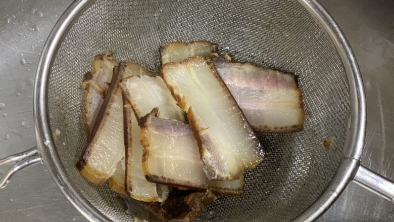 春笋炒腊肉,腊肉切片,清洗表面灰尘后淋开水,再次清洗