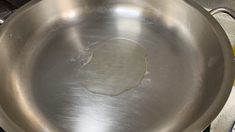 蚝油油麦菜,热锅热油，蒜蓉炒香