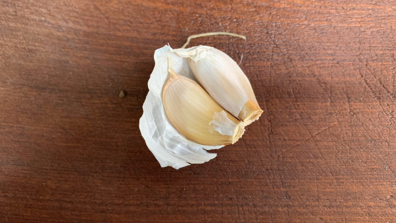 蚝油油麦菜,大蒜压成蒜蓉