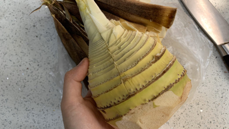 泡椒春笋,沿着下刀的地方往两边拨开,壳壳就去干净了