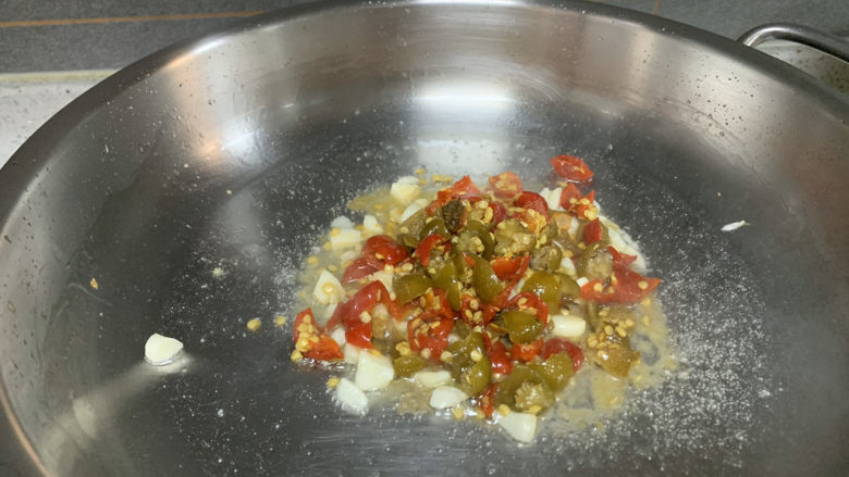 泡椒春笋,放入泡椒,炒出红油