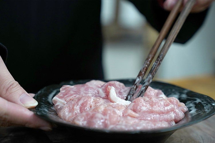水煮肉片,干淀粉、少量的盐、<a style='color:red;display:inline-block;' href='/shicai/ 9'>鸡蛋</a>清放入肉片中拌匀;