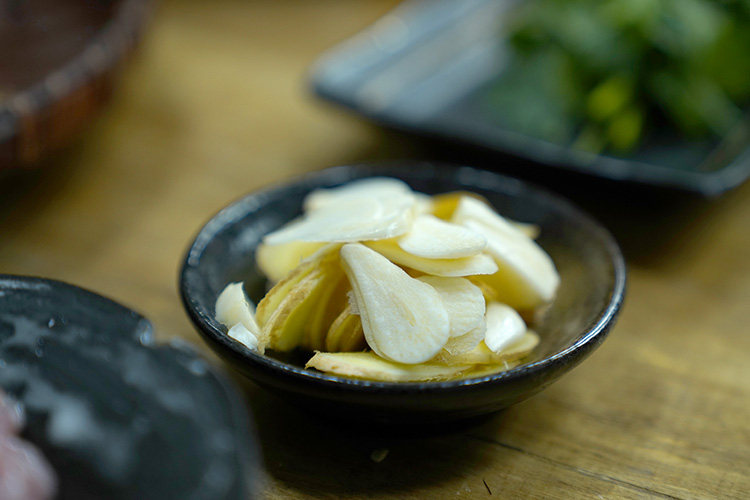 水煮肉片,大蒜、生<a style='color:red;display:inline-block;' href='/shicai/ 37'>姜</a>切片备用;