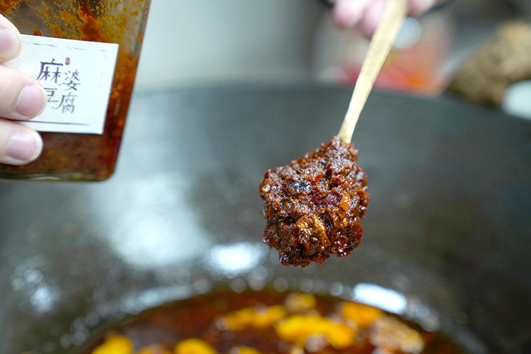 水煮肉片,起锅热油,下姜蒜片、<a style='color:red;display:inline-block;' href='/shicai/ 700'>花椒</a>爆香,放入麻婆豆腐酱炒香;