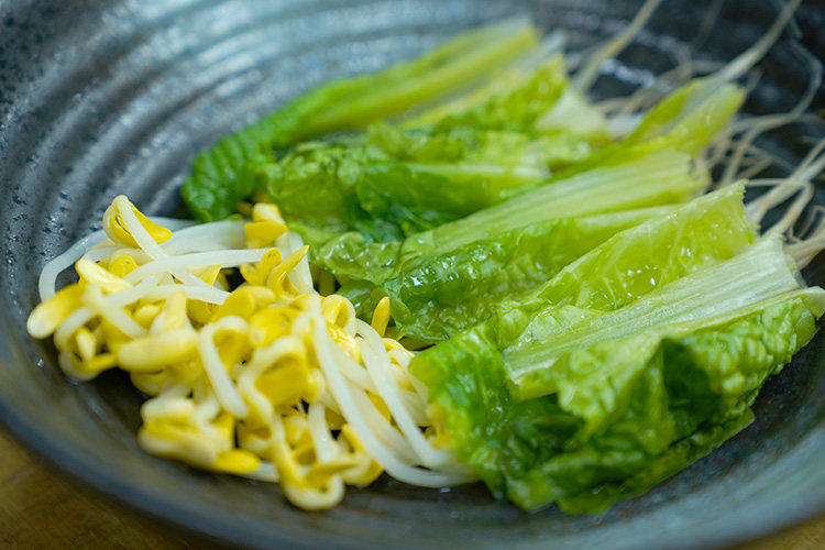 水煮肉片,<a style='color:red;display:inline-block;' href='/shicai/ 120'>豆芽</a>、莴笋焯烫片刻捞出装入碗中;