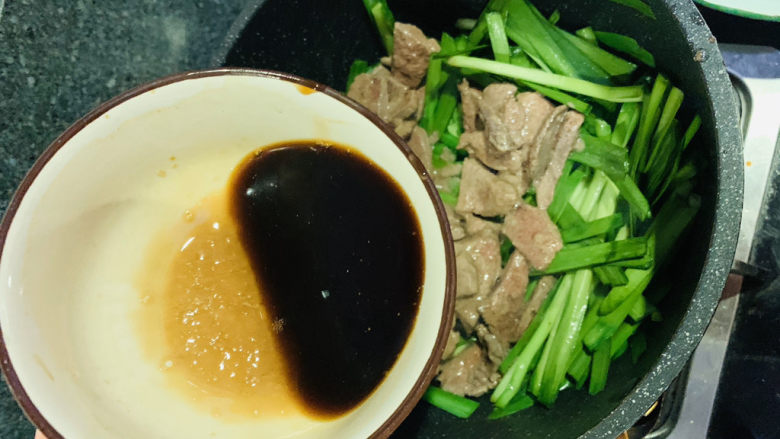韭菜炒猪肝,加调好的料汁;