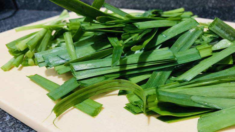韭菜炒猪肝,韭菜切长段;