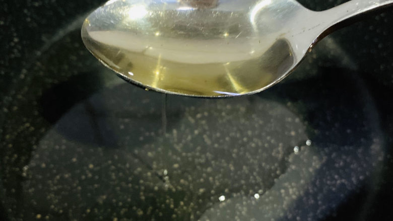 韭菜炒猪肝,锅里加4勺油,要比平时多的油,等会猪肝过油,所以要多些油;