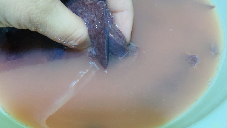 韭菜炒猪肝,浸泡抓洗出血水,沥干水分;