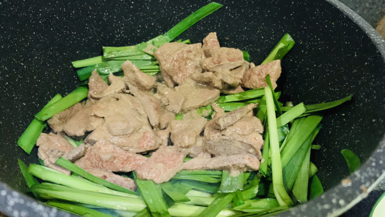 韭菜炒猪肝,再加入猪肝;