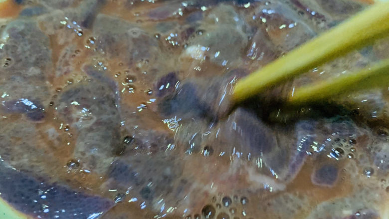 韭菜炒猪肝,搅拌均匀,腌制十分钟;