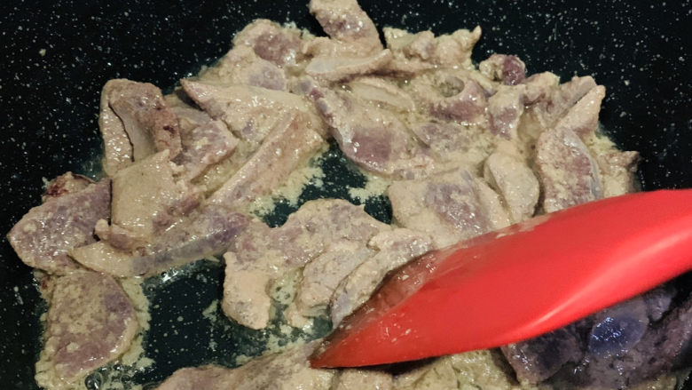 韭菜炒猪肝,热锅,倒入猪肝,过油,猪肝炒变色就先起锅,倒入碗内;