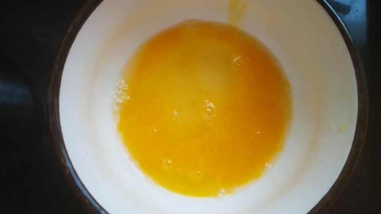 菠菜鸡蛋面,一个<a style='color:red;display:inline-block;' href='/shicai/ 9'>鸡蛋</a>打入小碗中,加入适量盐,调匀