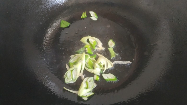 菠菜鸡蛋面,锅中放入适量植物油,爆香葱片