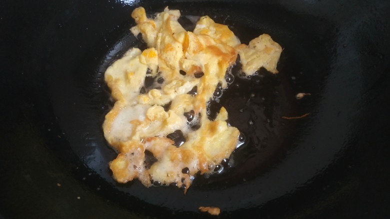 菠菜鸡蛋面,锅中放入适量植物油,放入蛋液煎至成形,铲成小块盛出待用