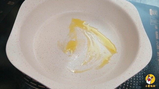 12m+宝贝生鲜【五彩蔬菜炒贝柱】富含DHA,锌元素,低脂营养,颜值满分!,锅内刷适量油。