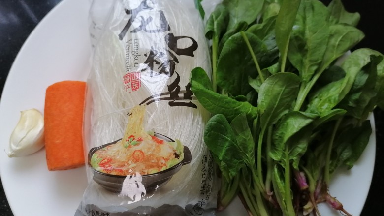 凉拌菠菜粉丝,准备好所需材料