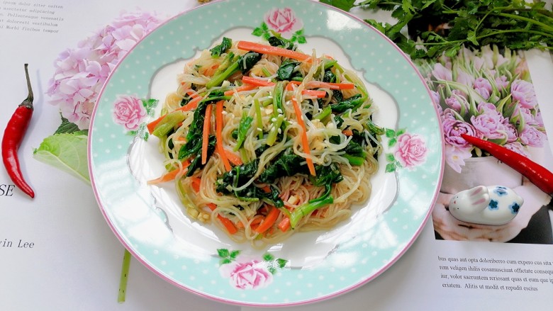凉拌菠菜粉丝,将菜另外装盘撒上白<a style='color:red;display:inline-block;' href='/shicai/ 666'>芝麻</a>,拍上成品图,一道美味又营养的凉拌菠菜粉丝就完成了。