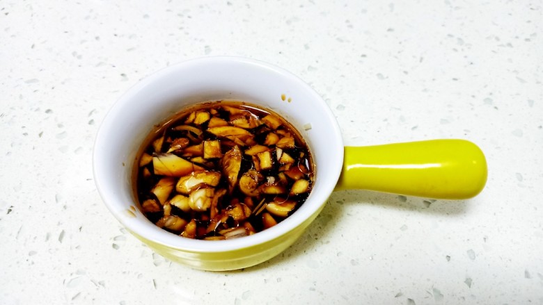 菠菜鸡蛋面,蒜剁碎,加入上面调料搅拌均匀。