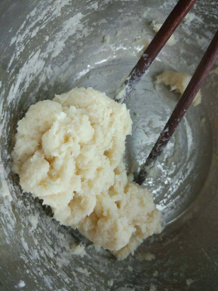 抹茶奶酪软欧面包,现做酵头,把100克干粉放在不锈钢盆中,称出100克<a style='color:red;display:inline-block;' href='/shicai/ 156925'>水</a>加入1克酵母粉搅匀,分次加入面粉中,用筷子搅匀,盖上保鲜膜,室温发酵出,出现很多气泡略有酸味转入冰箱冷藏一夜。(一般我都是晚上做好酵头,第二天早晨用)